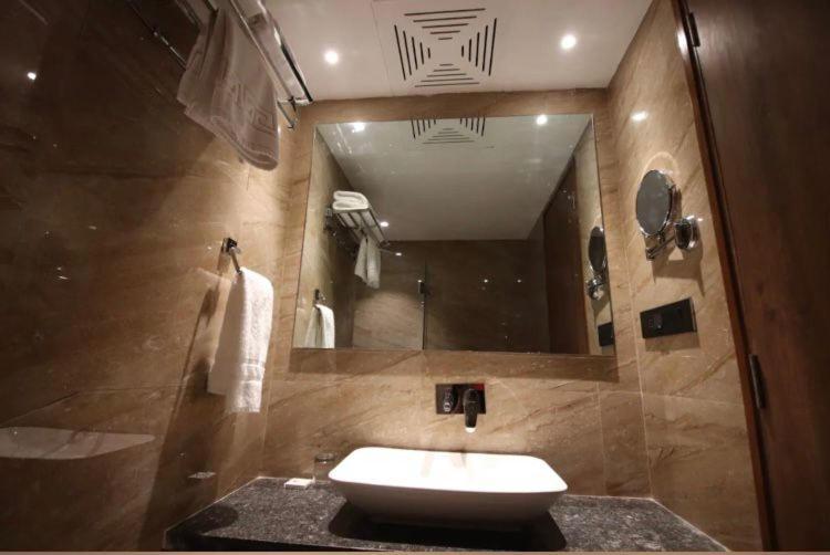 Pinnacle Grand Hotel Ahmedabad Extérieur photo