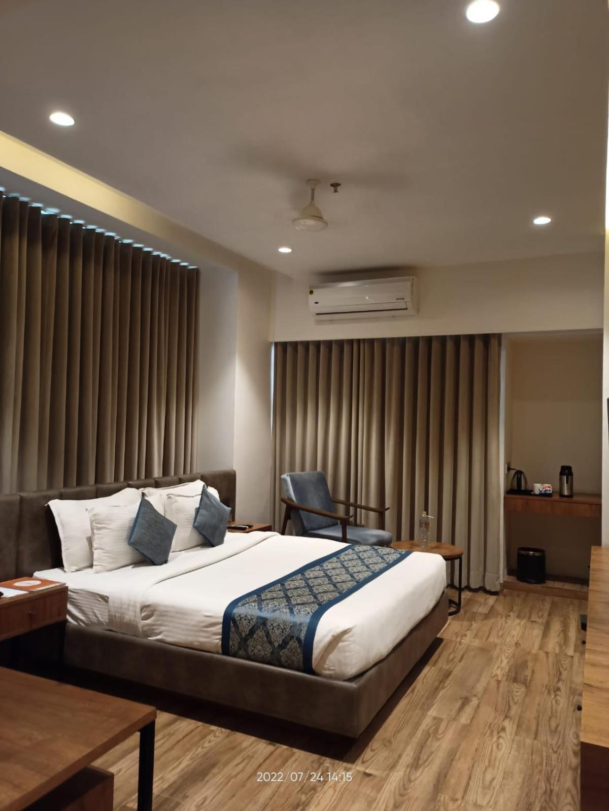 Pinnacle Grand Hotel Ahmedabad Extérieur photo